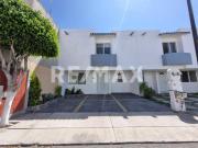 Casa en Esquina en Villas de Tejeda, Corregidora —...