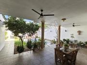 Casa en esquina frente a área verde en Las Trojes –...