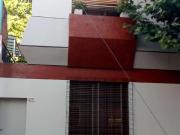 CASA EN ESQUINA, IMPECABLE Y LUMINOSA, 4 AMBIENTES,...