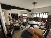 Casa en esquina sobre avenida