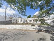 Casa en esquina sobre avenida