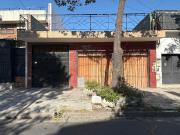 Casa en Flores, con local, galpón y vivienda