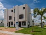 Casa en fraccionamiento con vigilancia, alberca, cancha...