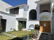 Casa en fraccionamiento exclusivo a unos pasos de Plaza...