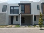 ¡Casa en fraccionamiento lista para estrenar!