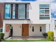 Casa en fraccionamiento privado al Este de León en...