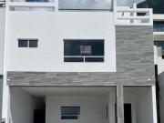 Casa en fraccionamiento privado Contry Sur con terraza...