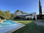 Casa 3 dormitorios, jardín y piscina en Funes, garita 15