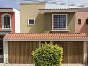 CASA EN GUADALAJARA, AMPLIA, ACABADOS DE LUJO, CUENTA...