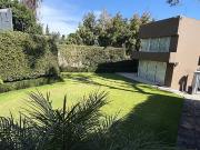 CASA EN HERRADURA EN CERRADA CON GRAN JARDÍN