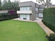 CASA EN HERRADURA EN CERRADA CON GRAN JARDÍN