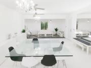 Casa en impecable estado con cuatro dormitorios, dos...