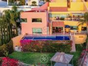 CASA EN JURIQUILLA CON ALBERCA, COLINDANCIA AL CAMPO DE...