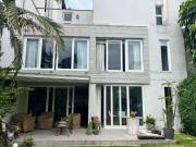 Casa en La Aurora frente a parque