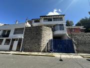 Casa en la Nueva Tola 2, a un minuto de la Av. Oriental...