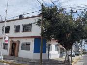 CASA EN LA PAZ CON LOCALES COMERCIALES Y EN ESQUINA