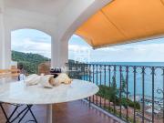 Casa en la tercera línea del mar con una impresionante...
