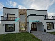 Casa en Lagos de Canning con 5 dormitorios más...