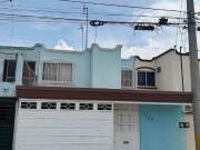 casa en lomas del sol a una cuadra de 16 de sept y...