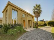 Casa en Los Alamos Club de Campo Ibarlucea Barrio...