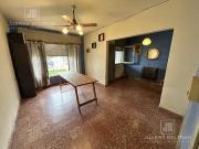 Casa en Los Naranjos. A Refaccionar. Luminosa. Frente...