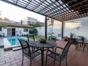 Casa en lote propio con cochera, jardín, pileta y quincho