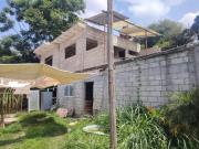 TERRENO CON CASA EN OBRA NEGRA EN PEQUEÑA PRIVADA EN...
