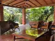 CASA EN PANCE RODEADA DE VERDE