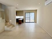 Experimenta la Elegancia Costera: Moderna Casa de 3...