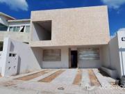 CASA EN VENTA CON HABITACIÓN EN PLANTA BAJA, UBICADA EN...