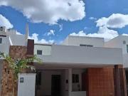 Casa en privada Chuburná con piscina