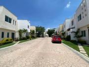 CASA EN PRIVADA CON ALBERCA Y SEGURIDAD EN JIUTEPEC