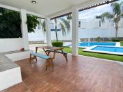 Casa en privada con seguridad, roof garden y alberca