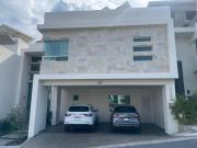 Casa en Privada Fundadores, Zona Sur de Monterrey