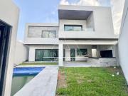 Casa en Privada Granadas en zona de El Uro