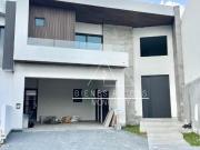 Casa en Privada Granadas en zona de El Uro