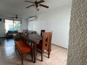 Casa en privada Int 11 Amuebla con área social y portón...