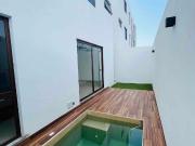 Casa en privada, muy bien ubicada, con alberca y paneles...