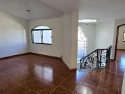 Casa en PRIVADO CERCA real universidad, amplio jardin