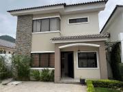 Casa en Punta Esmeralda – Confort y Estilo en un Entorno...