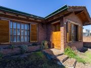 Casa en Quilmes con jardín y quincho