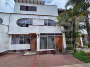Casa en quinta frente a Huaca Pucllana – 3 pisos con terraza