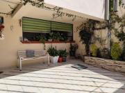 Casa en tres niveles con salón de juegos y roofgarden....