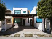 Casa en renta 3 recamarás cochera techada...