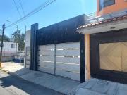 Casa en renta, a pie de calle, 5 rec?maras 1 en PB, a...