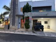 CASA EN RENTA AMUEBLADA CON ROOFTOP AL NORTE DE LA CIUDAD