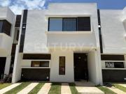 Casa en Renta Amueblada en Privada con Alberca en Punta...