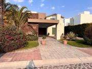 Casa en renta Balvanera frente al campo. 2