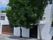 CASA EN RENTA CON 4 HABITACIONES Y ALBERCA, EN BENITO...