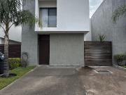 CASA EN RENTA CON ESTUDIO, JURIQUILLA QUERETARO